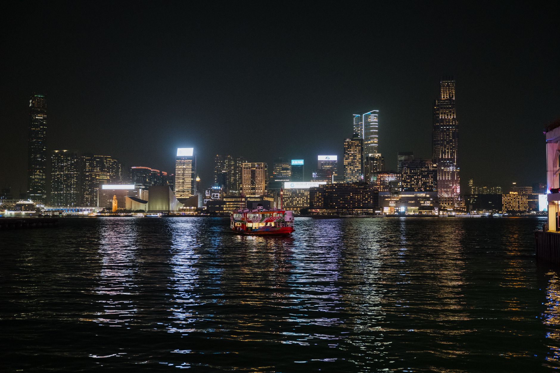 香港維港渡輪與璀璨夜色