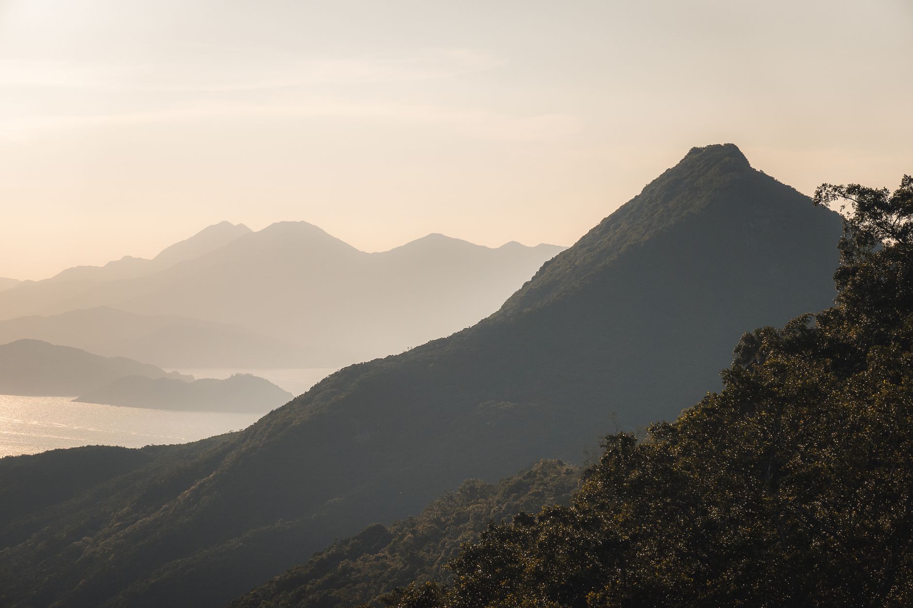 香港山巒日落黃昏剪影