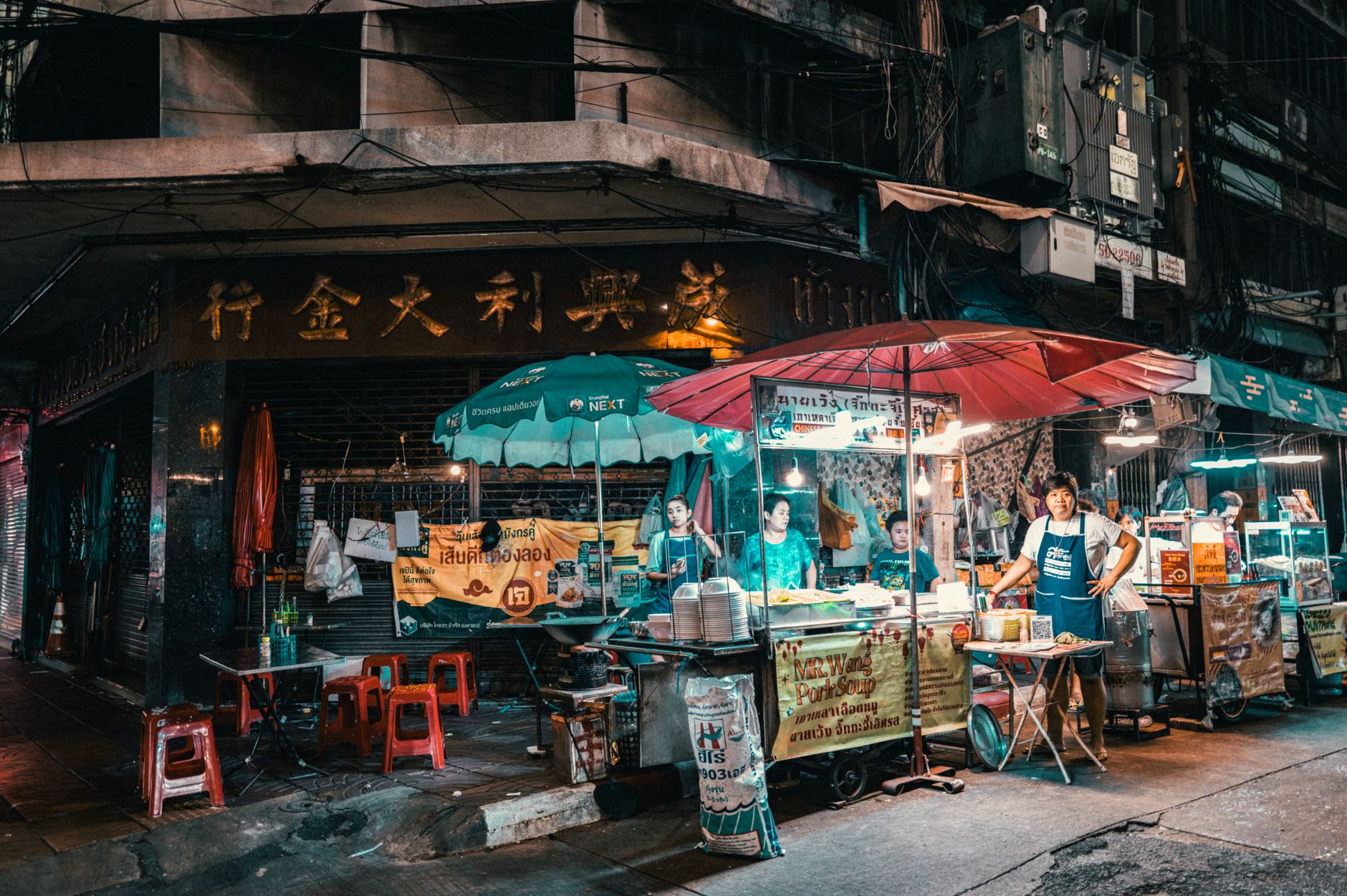 曼谷夜市小食攤檔人來人往的熱鬧氣氛