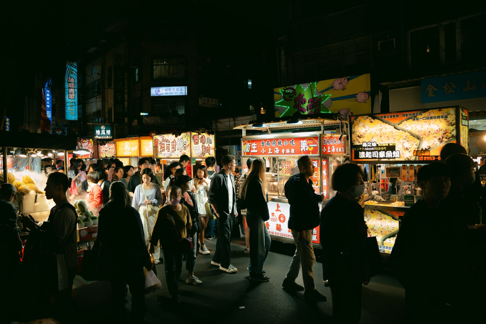 亞洲夜市小食攤檔熱鬧場景