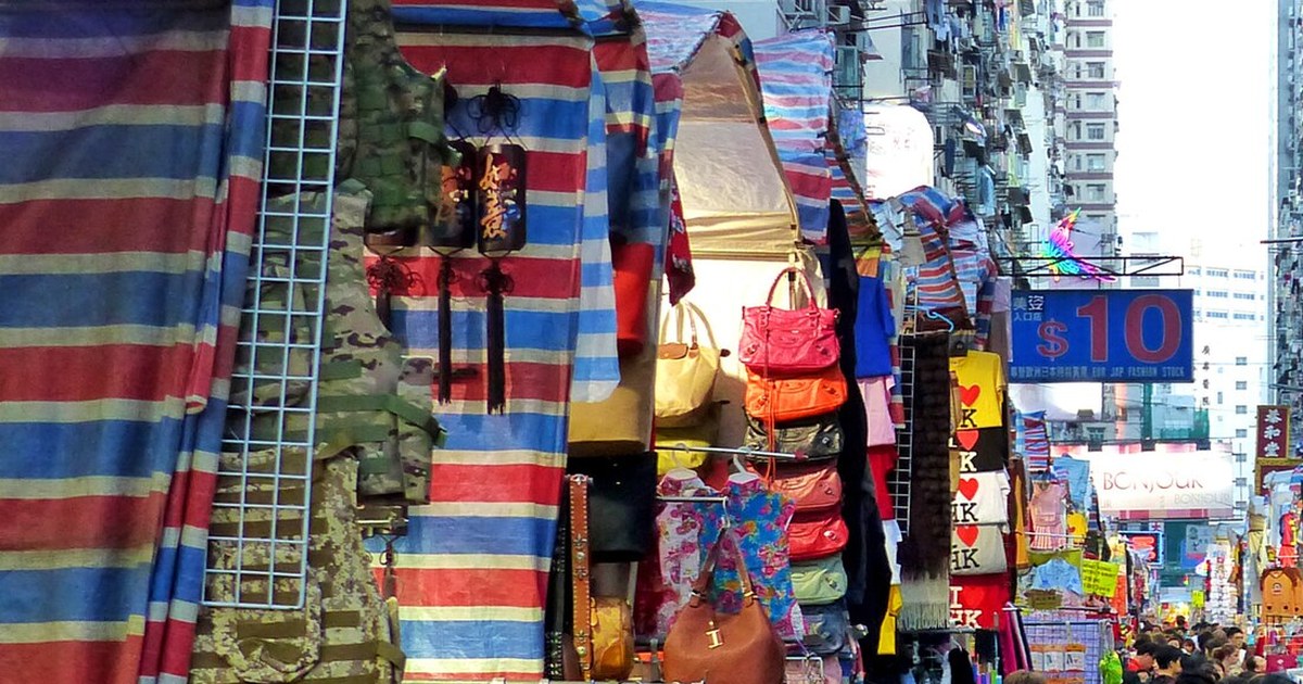 香港街道市場掛滿衣物同手袋，反映換季買衫情景（示意圖）