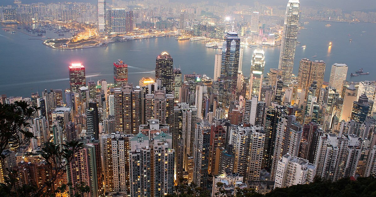 香港住宅高樓密集，黃昏時分眺望維多利亞港景色