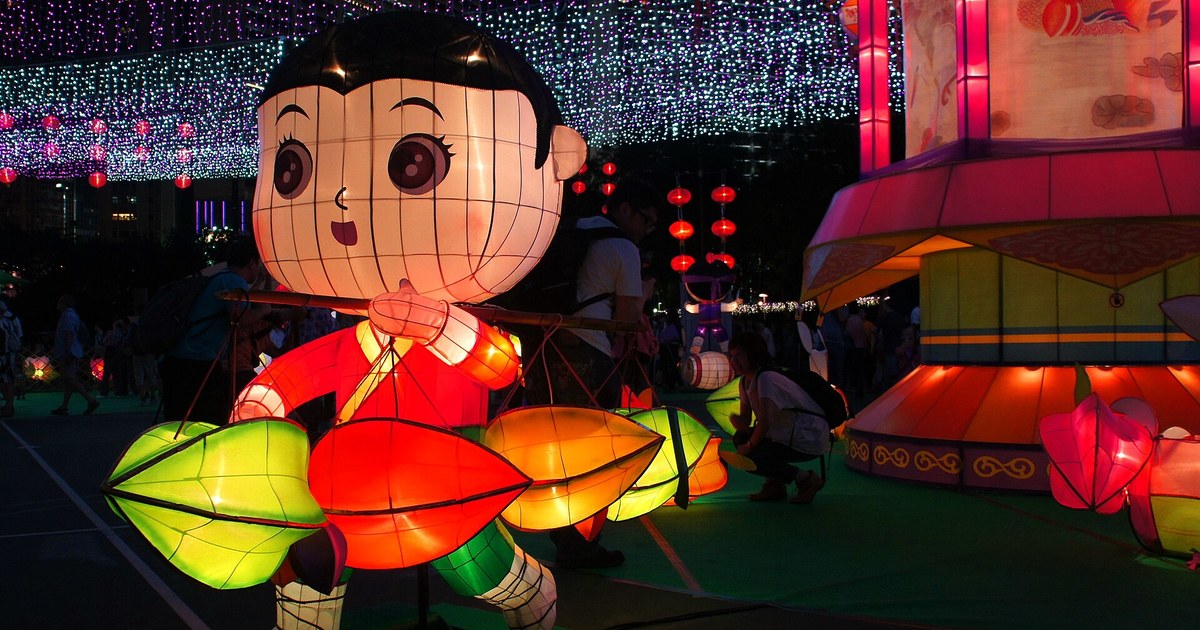 維多利亞公園中秋綵燈會現場的卡通人物造型花燈,旁邊有遊人觀賞