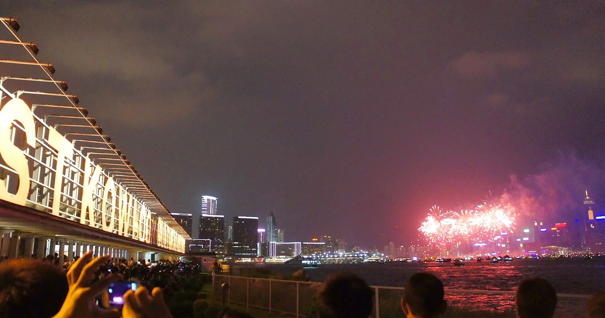 維多利亞港上空國慶煙花匯演,滿天彩色煙花綻放