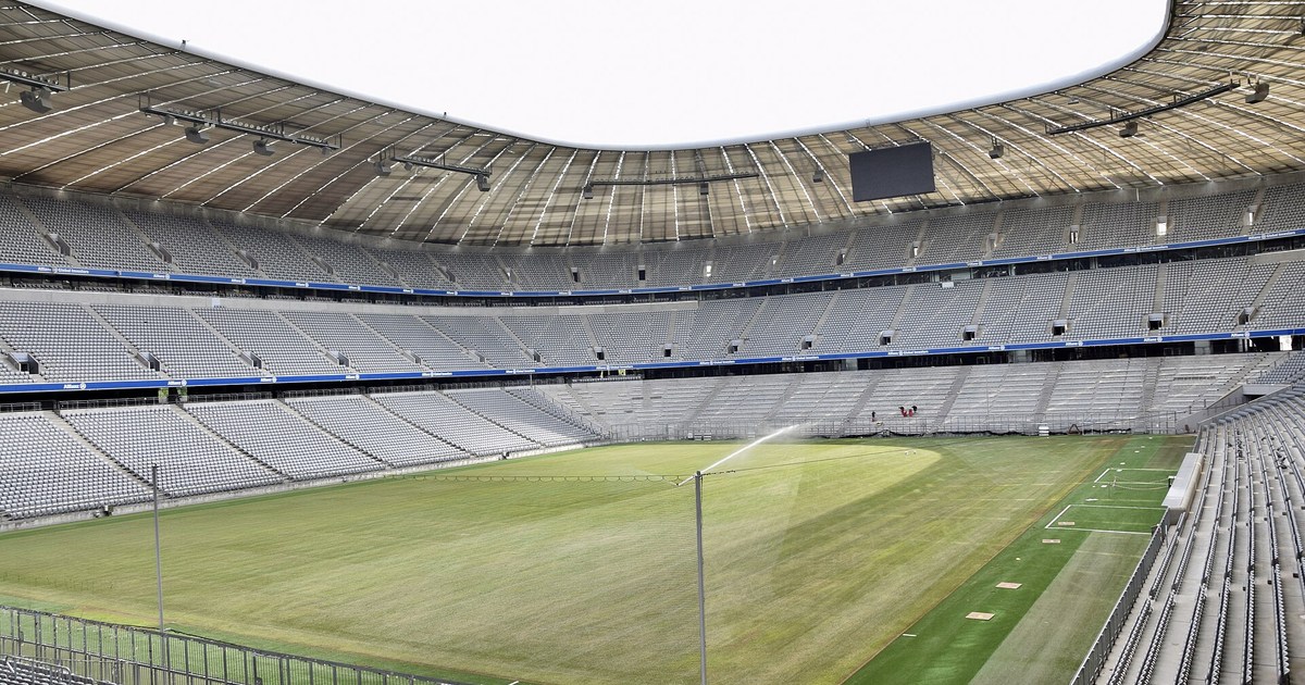 拜仁慕尼黑主場安聯球場(Allianz Arena)內景,草地與環形看台