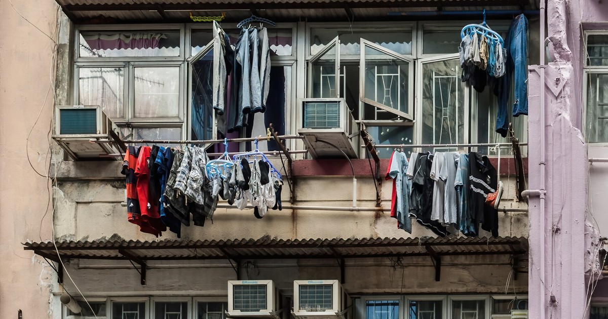 香港住宅外牆冷氣機與晾曬衣物實景