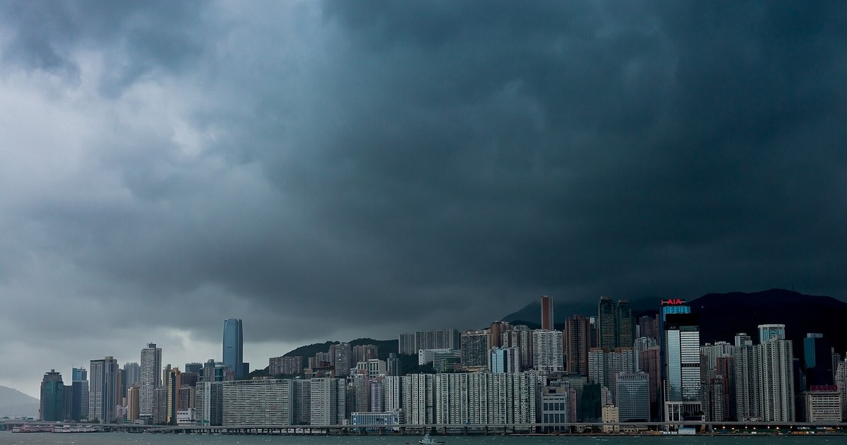 香港維多利亞港天際線在天色陰沉、烏雲密佈的暴風雨前夕景象(颱風季節)