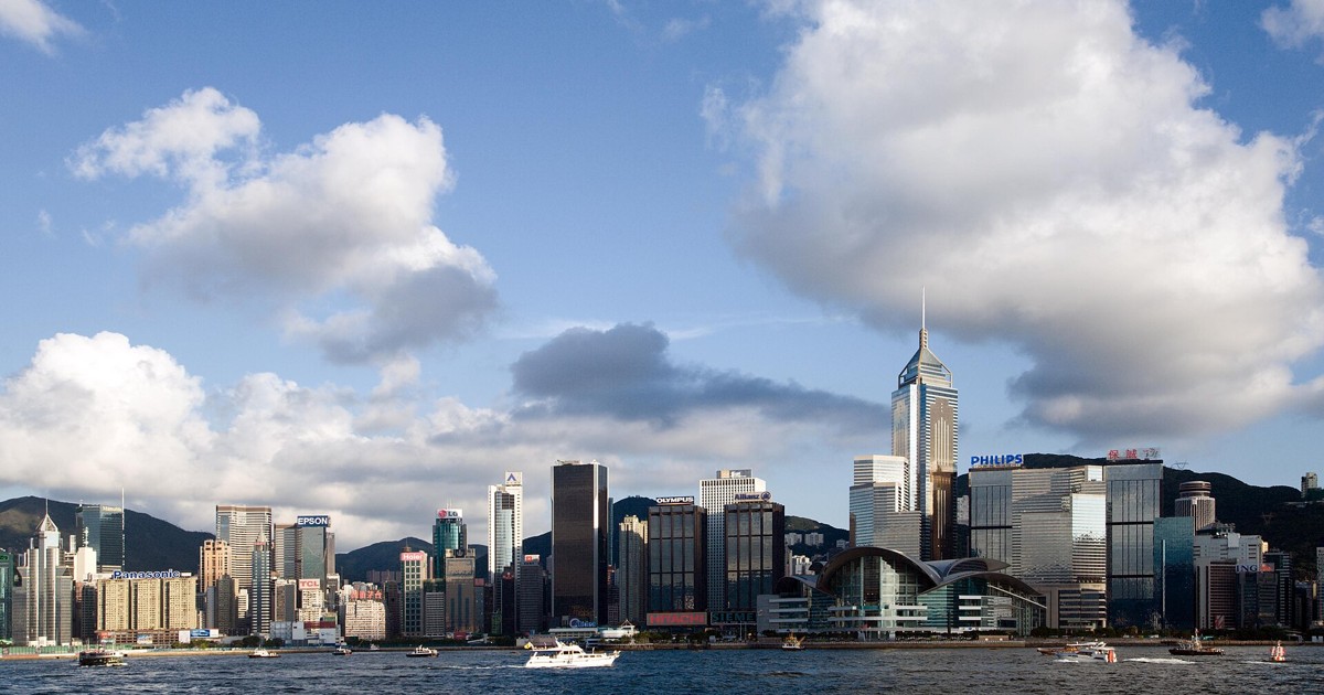 香港維多利亞港兩岸摩天大樓上空出現大片積雲,天色明朗